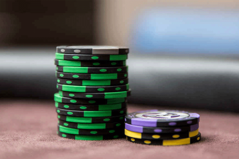 How Do Side Pots Work When Running 2x in Poker?